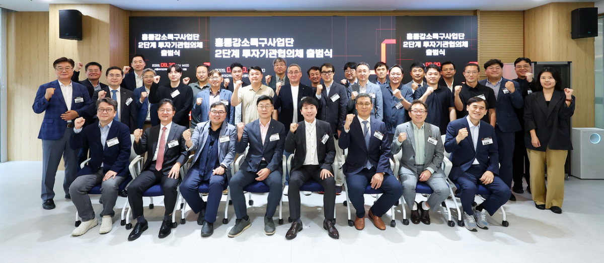 '홍릉강소특구 2단계 투자기관협의체 출범식'에서 주요 참석자들이 기념촬영을 하고 있다. /사진=서울 홍릉강소특구사업단