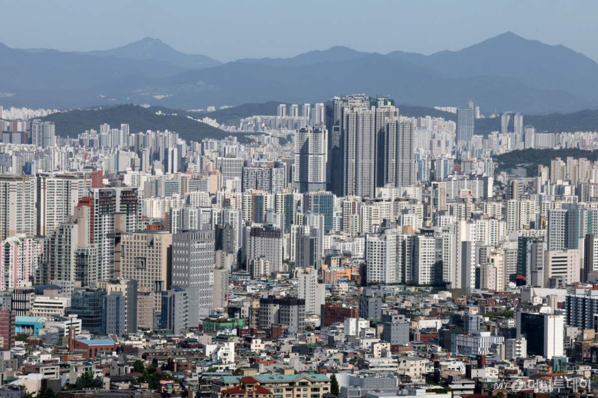 (서울=뉴스1) 이광호 기자 = 서울 아파트값이 86주 연속 상승하며 역대 최장 상승 기록을 새로 썼다. 1일 한국부동산원이 발표한 9월4주(9월28일 기준) 주간아파트가격동향에 따르면 서울 아파트 매매가격지수는 전주 대비 0.09% 상승했다. 지난해 2월 첫째 주 이후 86주 연속 상승세다. 문재인 정부 당시 최장 기록인 85주 연속 상승 기록을 넘어섰다. 사진은 이날 서울 남산에서 바라본 아파트단지 모습. 2026.10.1/뉴스1 Copyright © 뉴스1. All rights reserved. 무단 전재 및 재배포, AI학습 이용 금지. /사진=(서울=뉴스1) 이광호 기자
