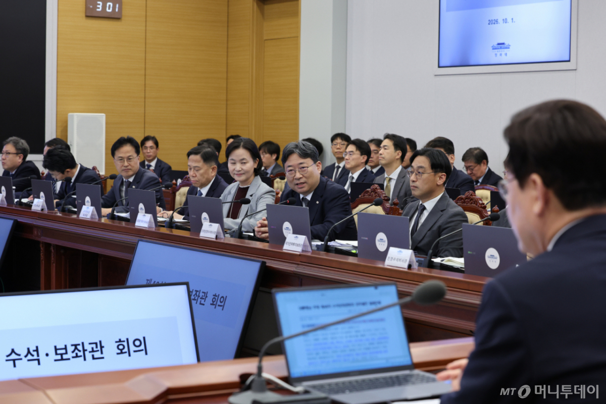 [서울=뉴시스] 조성봉 기자= 하준경 경제성장수석이 1일 청와대에서 열린 수석보좌관회의에서 발언하고 있다. 이날 이재명 대통령은 하준경 경제수석을 정책실장으로 임명했다.(청와대통신사진기자단) 2026.10.01. suncho21@newsis.com /사진=