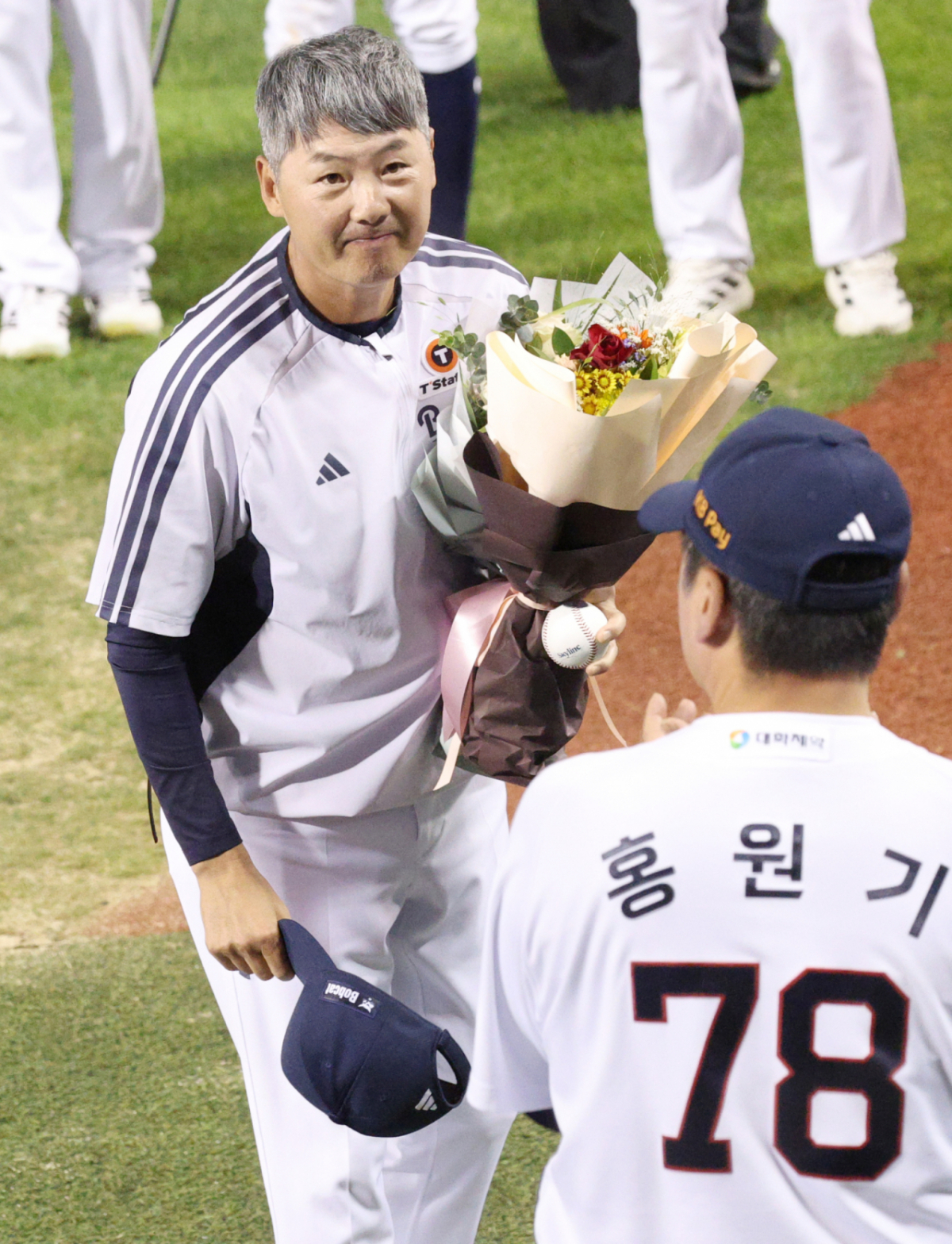 2026 신한 SOL KBO리그 두산 베어스 대 NC 다이노스 경기가 1일 서울 잠실야구장에서 열렸다. 두산 김원형 감독이 경기에 승리하며 300승을 축하 꽃다발을 받고 팬들에게 인사하고 있다. /사진=김진경 대기자