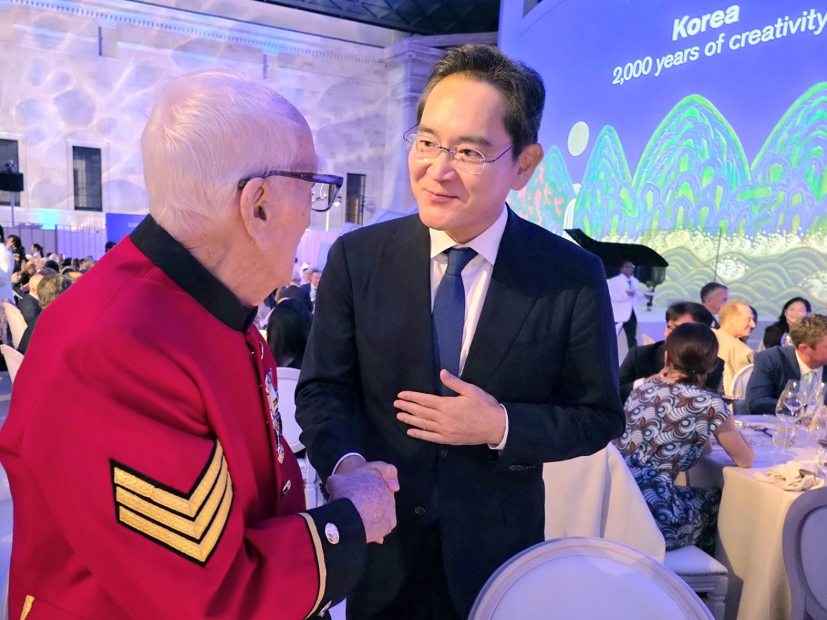 이재용 삼성전자 회장이 지난달 30일(현지 시간) 영국 런던 영국박물관에서 열린 'KH컬렉션 순회전 갈라 디너'에 참석한 6·25 참전용사 마이크 로와 대화를 나누고 있다. /사진 제공=삼성전자