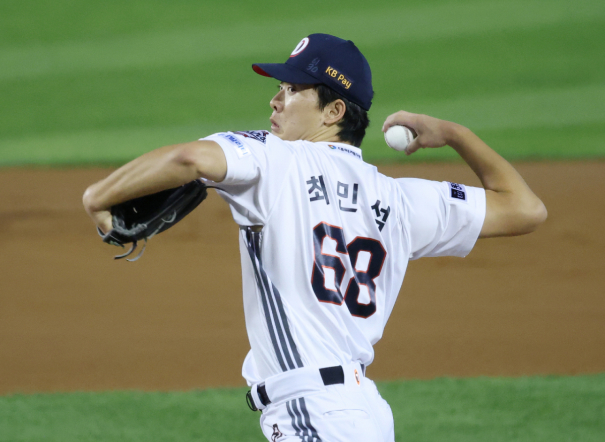 2026 신한 SOL KBO리그 두산 베어스 대 NC 다이노스 경기가 1일 서울 잠실야구장에서 열렸다.  두산 선발 최민석이 역투하고 있다. /사진=김진경 kim.jinkyung@