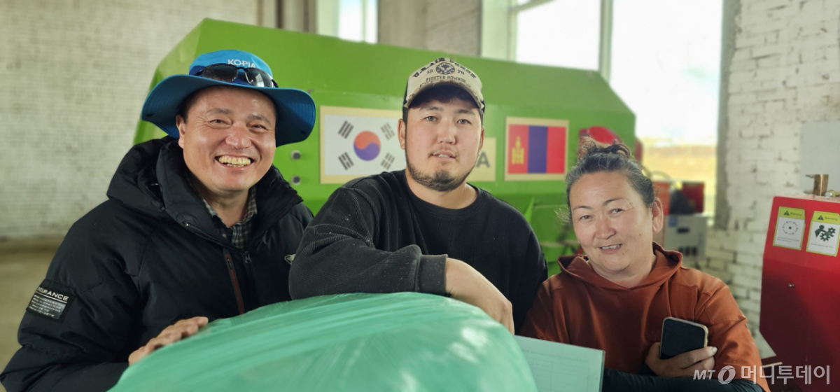 주인호 박사는 몽골 가축 생산성 향상을 위해 발효TMR 생산에 박차를 가하고 있다. 지난 달 29일 찾은 하르허름 지역 농민조합에서 포장사료를 놓고 여성 조합장과 주인호 박사가 함께 자리를 했다. /사진=정혁수 기자