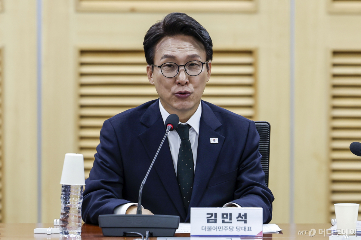  김민석 더불어민주당 대표가 2일 서울 여의도 국회 의원회관에서 열린 대법관 임명 관련 헌법전문가 긴급 좌담회에서 인사말하고 있다./사진=뉴시스