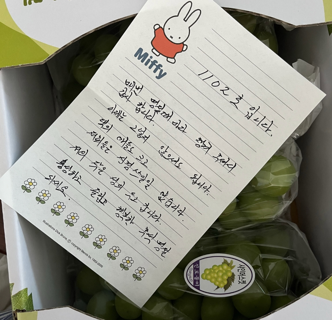 아이를 키우는 주민이 이웃으로부터 따뜻한 편지를 받은 사연이 알려지며 온라인에서 화제가 됐다/사진=스레드 갈무리