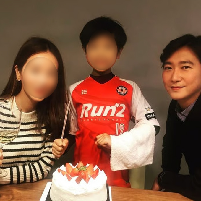 그룹 젝스키스 출신 고지용(46·사진 오른쪽)이 전처인 가정의학과 전문의 허양임(왼쪽)을 상대로 아들 승재 군(가운데)과의 면접교섭권 보장을 요구하는 가처분 신청을 제기했다. /사진=고지용 SNS(소셜미디어) 