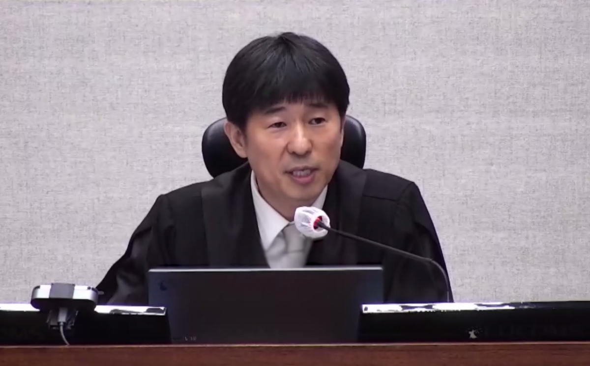 서울중앙지법 형사합의25부 지귀연 부장판사가 서울 서초구 서울중앙지방법원에서 열린 윤석열 전 대통령의 내란 우두머리 혐의 사건 1심 선고기일에서 윤 전 대통령에게 무기징역 등 관련 피고인들에게 주문을 선고하고 있다. /사진=뉴시스
