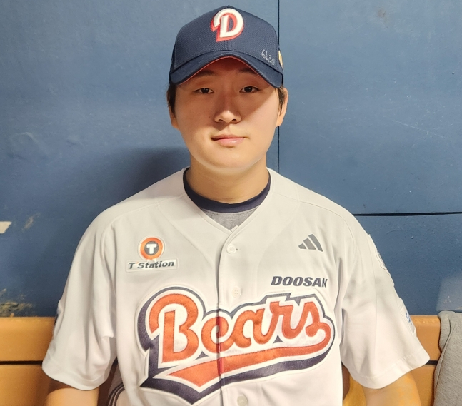 두산 베어스 김택연이 1일 서울 잠실야구장에서 열린 NC 다이노스와 홈경기에서 세이브를 수확한 뒤 취재진과 인터뷰를 하고 있다. /사진=안호근 기자