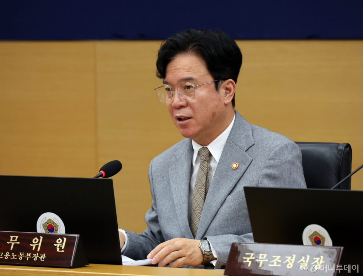김영훈 고용노동부 장관이 지난 9월22일 세종시 정부세종청사에서 열린 국무회의에서 발언하고 있다./사진=뉴시스