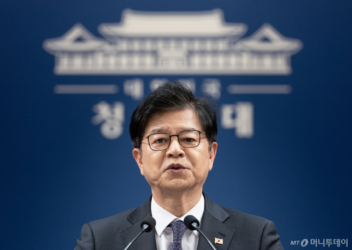 (서울=뉴스1) 이재명 기자 = 성기홍 홍보소통수석이 1일 청와대 춘추관에서 인사 관련 브리핑을 하고 있다. 2026.10.1/뉴스1 Copyright © 뉴스1. All rights reserved. 무단 전재 및 재배포, AI학습 이용 금지. /사진=(서울=뉴스1) 이재명 기자