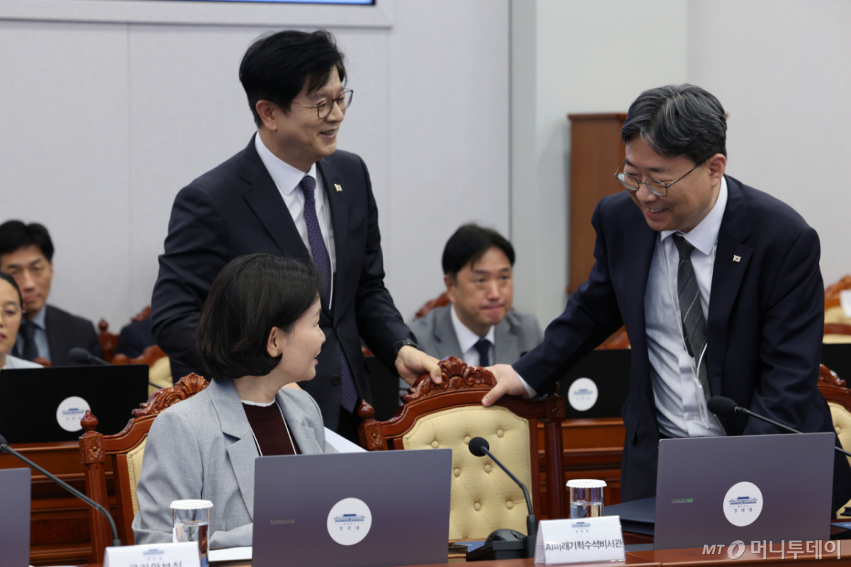 [서울=뉴시스] 조성봉 기자= 하준경 경제성장수석이 1일 청와대에서 열린 수석보좌관회의에 참석하고 있다. 이날 이재명 대통령은 하준경 경제수석을 정책실장으로 임명했다.왼쪽부터 이해민 AI미래기획수석, 성기홍 홍보소통수석, 하 경제성장수석. (청와대통신사진기자단) 2026.10.01. suncho21@newsis.com /사진=