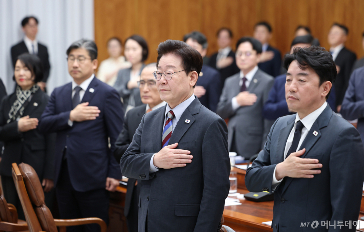 [서울=뉴시스] 김진아 기자= 이재명 대통령이 29일 청와대에서 열린 메가프로젝트 제3차 민관합동 점검회의에서 국민의례를 하고 있다. 오른쪽은 강훈식 비서실장. (청와대통신사진기자단) 2026.09.29. bluesoda@newsis.com /사진=김진아