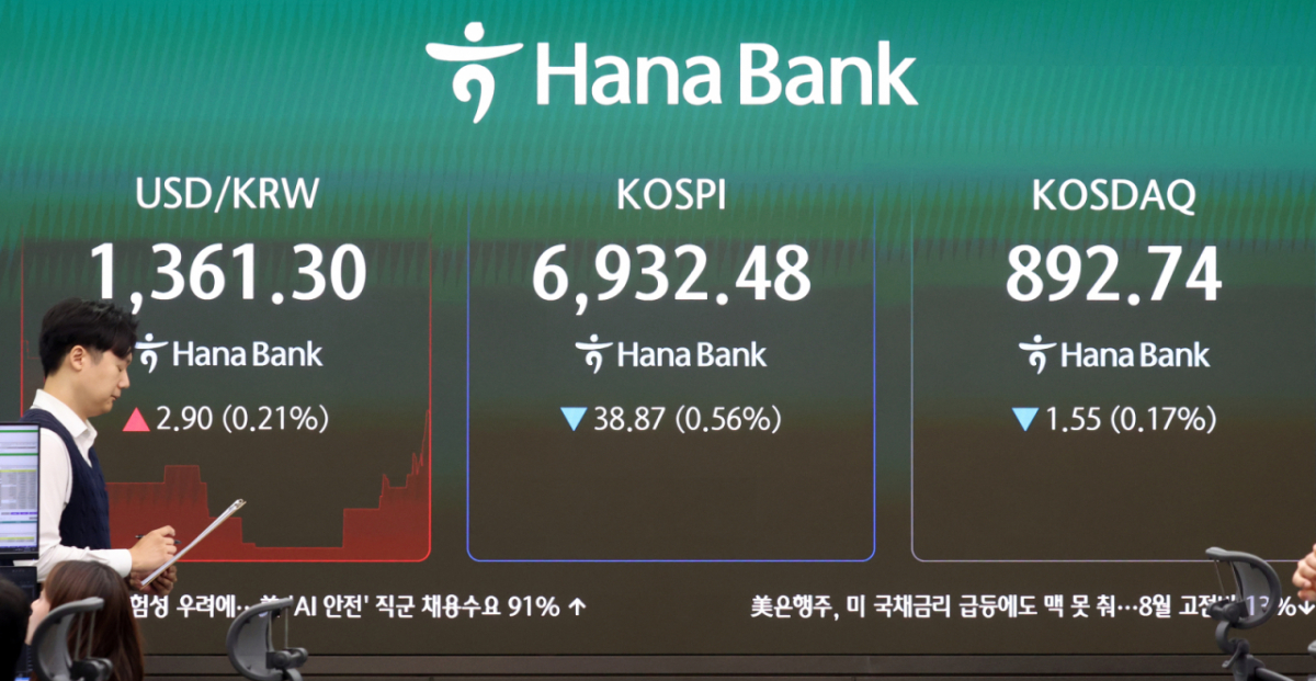2일 오전 서울 중구 하나은행 본점 딜링룸 전광판에 증시 시황이 표시되고 있다. 이날 코스피는 전 거래일 대비 33.08포인트(0.47%) 내린 6938.27로, 코스닥은 1.07p(0.12%) 내린 893.22 출발했다. 2026.10.2/뉴스1