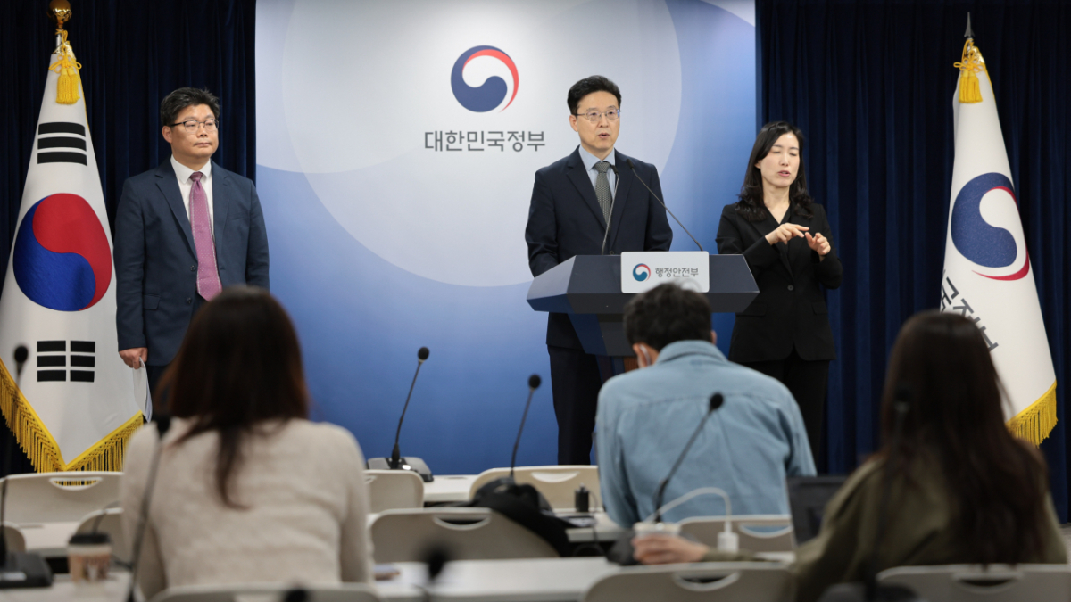 황규철 행정안전부 인공지능정부실장이 2일 오전 서울 종로구 정부서울청사 브리핑실에서 국가정보자원관리원 화재 1년 계기 브리핑을 하고 있다. /사진제공=행정안전부