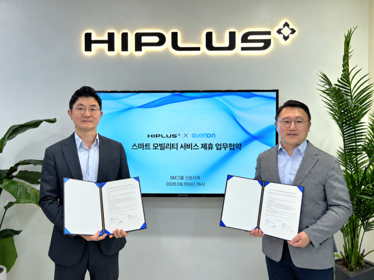 안병현 SM하이플러스 대표(오른쪽)가 유동수 에버온 대표와 협약식에서 기념촬영을 했다./사진=SM하이플러스