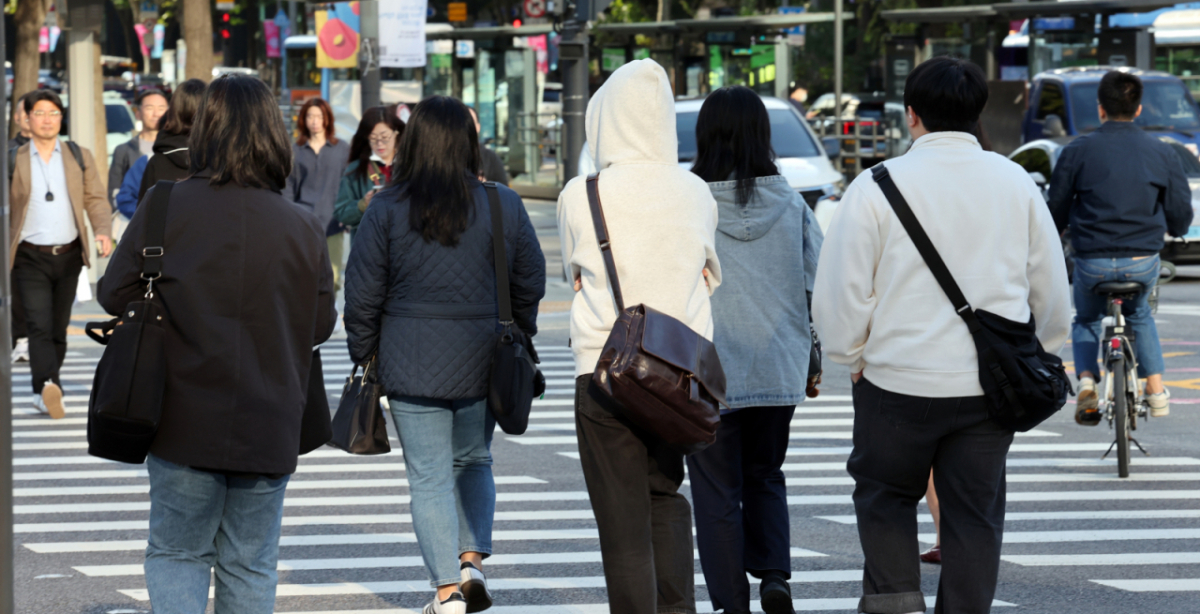 2일 오전 서울 광화문광장에서 출근길 시민들이 몸을 움크린 채 발걸음을 옮기고 있는 모습. 이날 새벽 서울 지역 체감온도는 12도까지 떨어졌다./사진=뉴스1.