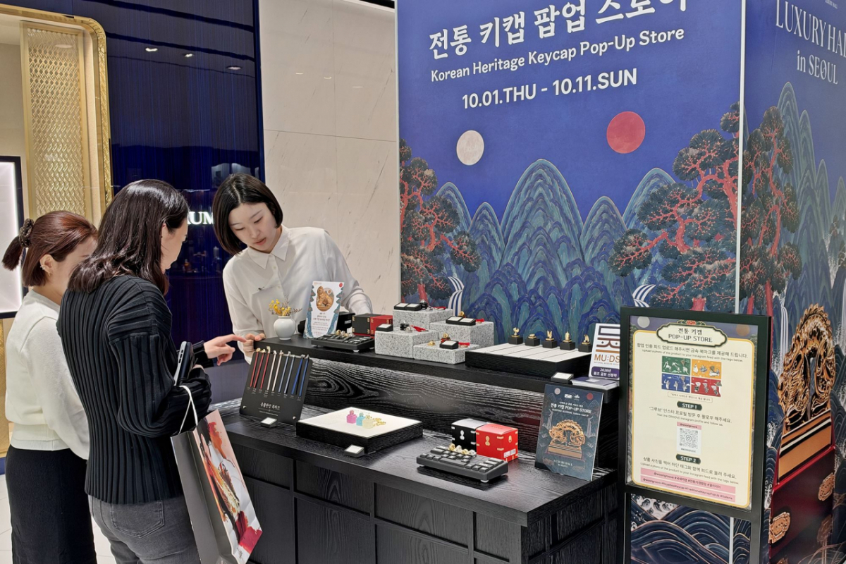 고객이 국새 키캡 키링을 보고 있는 모습. /사진제공=한화갤러리아