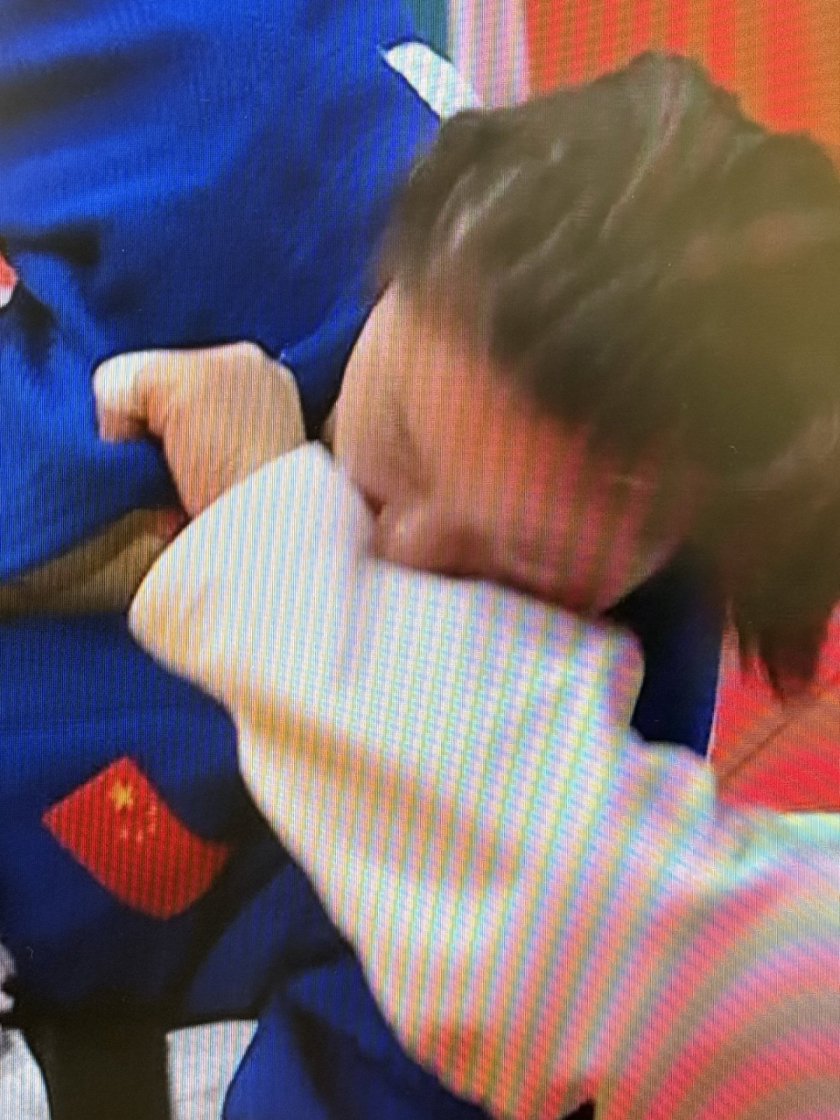 탕징이 마에다와 8강전에서 팔을 깨물고 있는 장면. /사진=X 갈무리