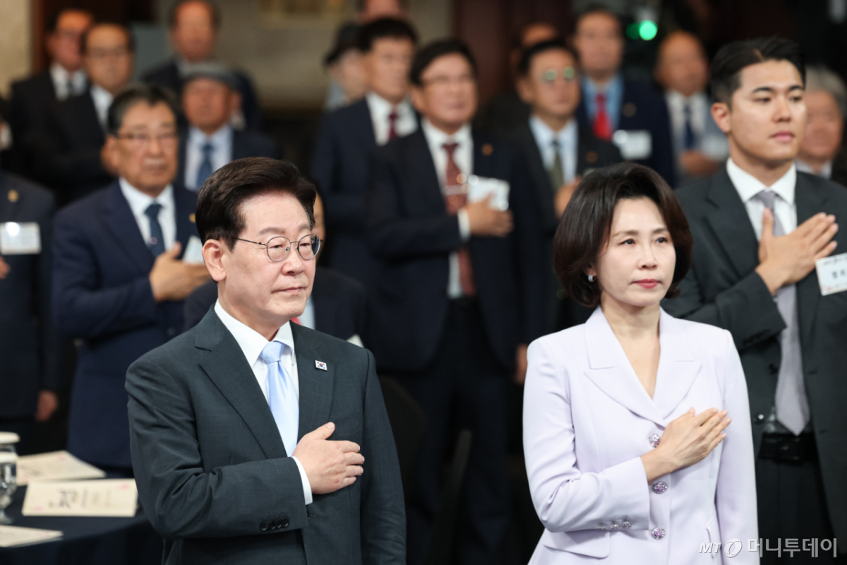 (서울=뉴스1) 이재명 기자 = 이재명 대통령과 김혜경 여사가 2일 서울 한 호텔에서 열린 제30회 노인의 날 기념식에서 국민의례를 하고 있다. (청와대통신사진기자단) 2026.10.2/뉴스1 Copyright © 뉴스1. All rights reserved. 무단 전재 및 재배포, AI학습 이용 금지. /사진=(서울=뉴스1) 이재명 기자