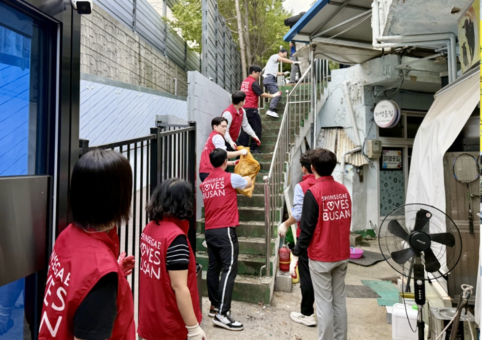 신세계 센텀시티 자원봉사단이 우2동종합시장에서 폐기물 수거 등 시장환경 개선 봉사활동을 하고 있다./사진제공=신세계 센텀시티
