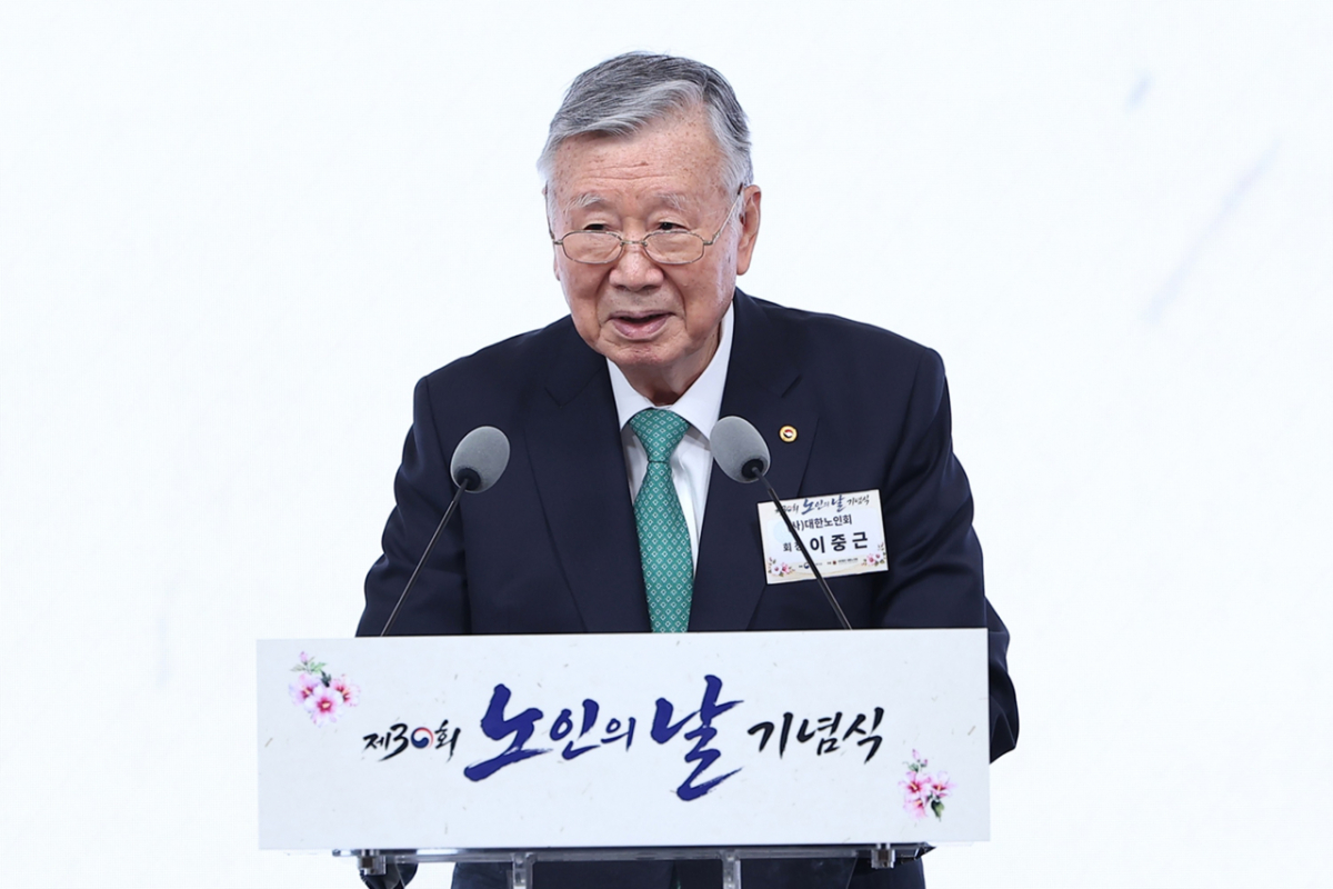 2일 이중근 대한노인회장(부영그룹 회장)이 제 30회 노인의 날 기념식에서 인사하고 있다./사진제공=부영그룹