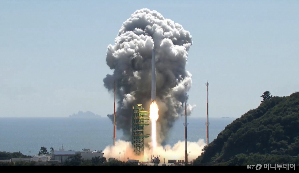 The Korean-made launch vehicle Nuri is being launched from the Naro Space Center in Goheung County, Gwangju, South Jeonnam Province on the afternoon of the 7th. The Nuri rocket, marking its fifth launch, heads to space carrying a total of 15 satellites, including five microsatellite constellations (Nos. 2–6) and 10 CubeSats developed by domestic companies, universities, and research institutions. (Provided by the Korea Aerospace Research Institute. Resale and database use prohibited.) October 7, 2026 / NEWS1 Copyright © NEWS1. All rights reserved. Unauthorized reproduction and redistribution, as well as use for AI learning, are prohibited. /Photo=NEWS1)