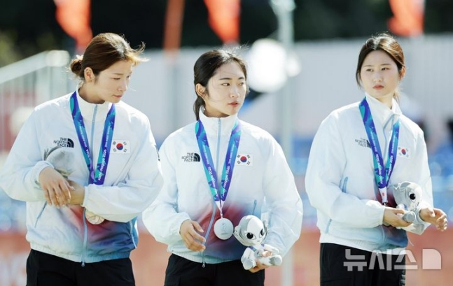 한국 양궁 여자 단체전에 나선 강채영(왼쪽부터), 이윤지, 오예진이 2일 일본 아이치현 오카자키시 오카자키 중앙종합공원 내 다목적 광장에서 열린 2026 아이치·나고야 아시안게임 양궁 리커브 여자 단체 시상식에서 은메달을 목에 걸고 있다. /사진=뉴시스