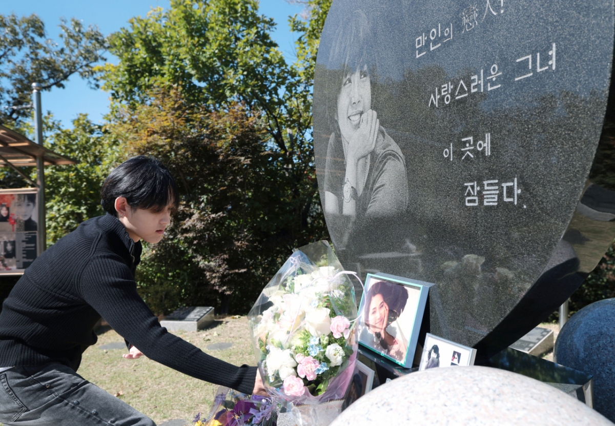 배우 고(故) 최진실의 18주기를 맞아 아들인 가수 최환희(활동명 벤 블리스)와 최진실의 어머니, 팬들이 모여 고인을 추억했다. 사진은 故 최진실의 아들 가수 최환희(활동명 벤 블리스)가 고인의 18주기인 2일 오전 경기도 양평군 갑산공원묘역에서 생전 어머니가 좋아했던 커피를 올리는 모습. /사진=뉴스1