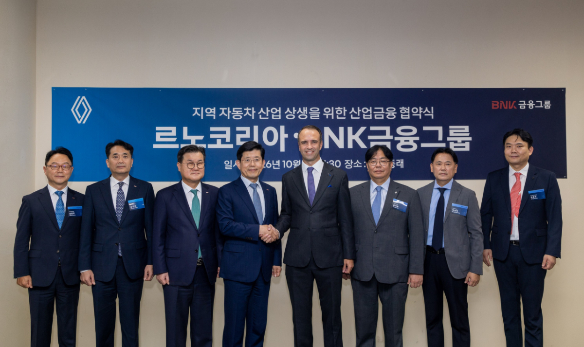 니콜라 파리 르노코리아 사장(왼쪽에서 5번째)과 빈대인 BNK금융그룹 회장(왼쪽에서 4번째)이 협약을 하고 참석자와 기념촬영을 하고 있다./사진제공=르노코리아