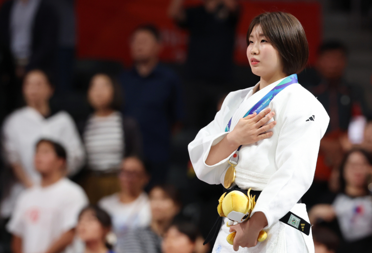 (나고야=뉴스1) 김민지 기자 = 대한민국 허미미가 1일 일본 아이치 인터내셔널 아레나에서 열린 2026 아이치·나고야 아시안게임 유도 여자 57kg급 결승 시상식에서 금메달을 목에 걸고 국민의례를 하고 있다. 2026.10.1/뉴스1 Copyright © 뉴스1. All rights reserved. 무단 전재 및 재배포, AI학습 이용 금지. /사진=(나고야=뉴스1) 김민지 기자