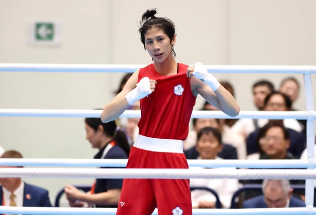 대만 복서 린위팅이 2일 일본 아이치현 니시오체육관에서 열린 2026 아이치·나고야 아시안게임 복싱 여자 60㎏급 결승에서 양청위(중국)를 꺾은 뒤 세리머니를 하고 있다. /사진=나우뉴스 홈페이지 갈무리
