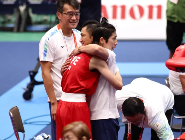 대만 복서 린위팅(왼쪽)이 2일 일본 아이치현 니시오체육관에서 열린 2026 아이치·나고야 아시안게임 복싱 여자 60㎏급 결승에서 양청위(중국)를 꺾은 뒤 정쯔창 코치와 포옹을 나누고 있다. /사진=나우뉴스 홈페이지 갈무리