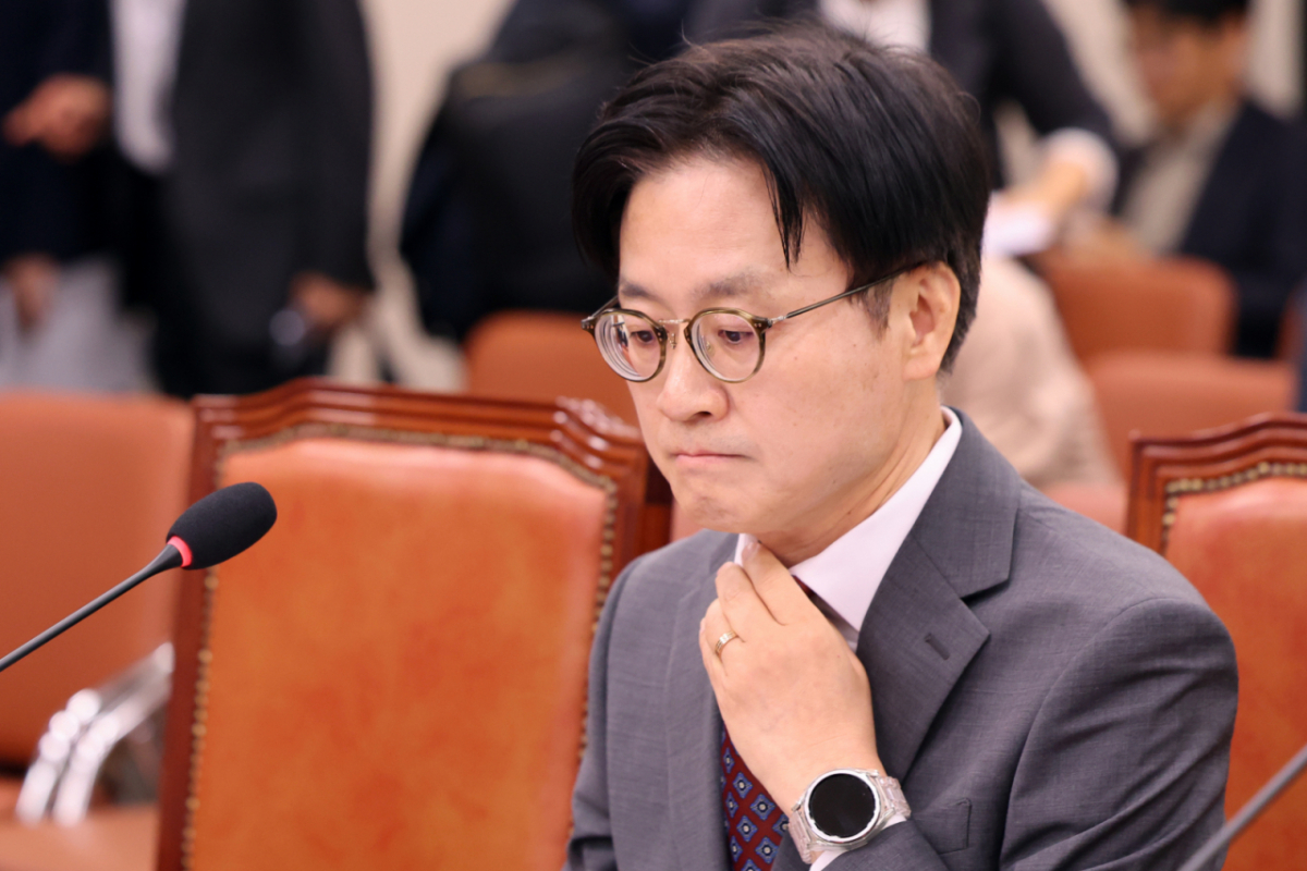 김정관 산업통상부 장관이 22일 오전 서울 여의도 국회에서 열린 산업통상자원중소벤처기업위원회 전체회의에서 '대한민국과 미합중국 간 전략적투자의 운영 및 관리를 위한 특별법'에 따른 대미투자 사전보고를 하기 전 자료를 살펴보고 있다. 2026.9.22/뉴스1 Copyright © 뉴스1. All rights reserved. 무단 전재 및 재배포, AI학습 이용 금지. /사진=(서울=뉴스1)