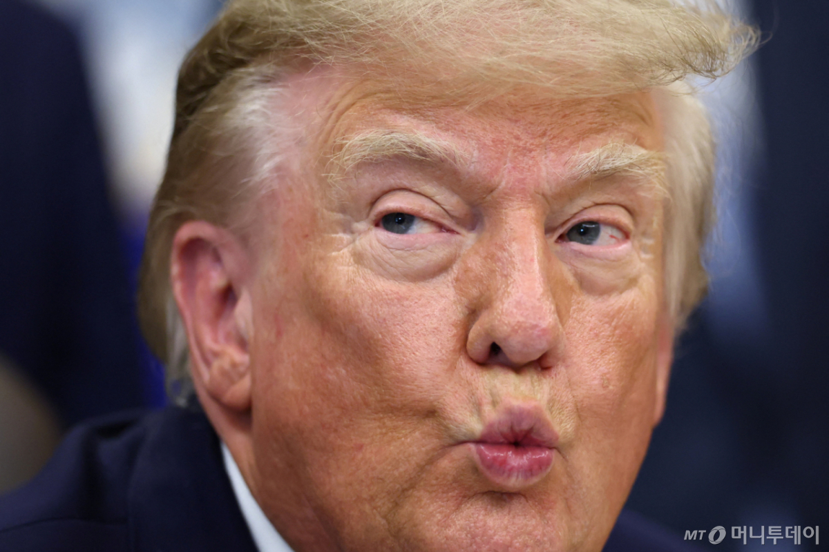 도널드 트럼프 미국 대통령이 30일(현지시간) 워싱턴DC 백악관 집무실에서 알래스카 에너지 인프라 프로젝트에 관한 발표를 준비하고 있다. /로이터=뉴스1 /사진=(워싱턴 로이터=뉴스1) 김경민 기자