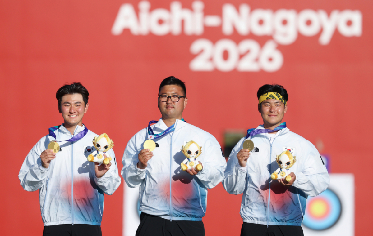 대한민국 김제덕(왼쪽부터), 김우진, 이우석이 2일 일본 오카자키 중앙종합공원 다목적광장에서 열린 2026 아이치·나고야 아시안게임 양궁 리커브 남자 단체전 결승 시상식에서 금메달을 들고 기념촬영을 하고 있다/사진=뉴스1