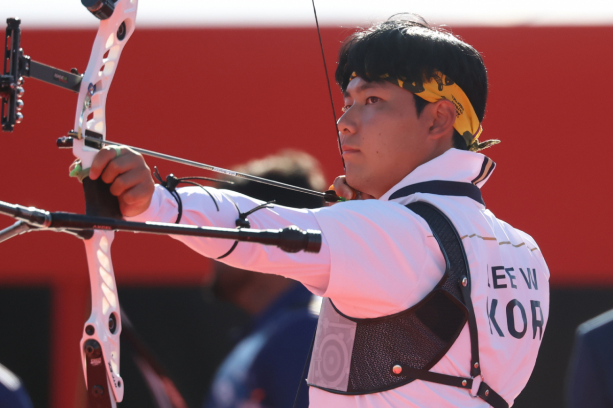 대한민국 이우석이 2일 일본 오카자키 중앙종합공원 다목적광장에서 열린 2026 아이치·나고야 아시안게임 양궁 리커브 남자 단체전 결승 대한민국과 인도의 경기에서 활시위를 당기고 있다/사진=뉴스1