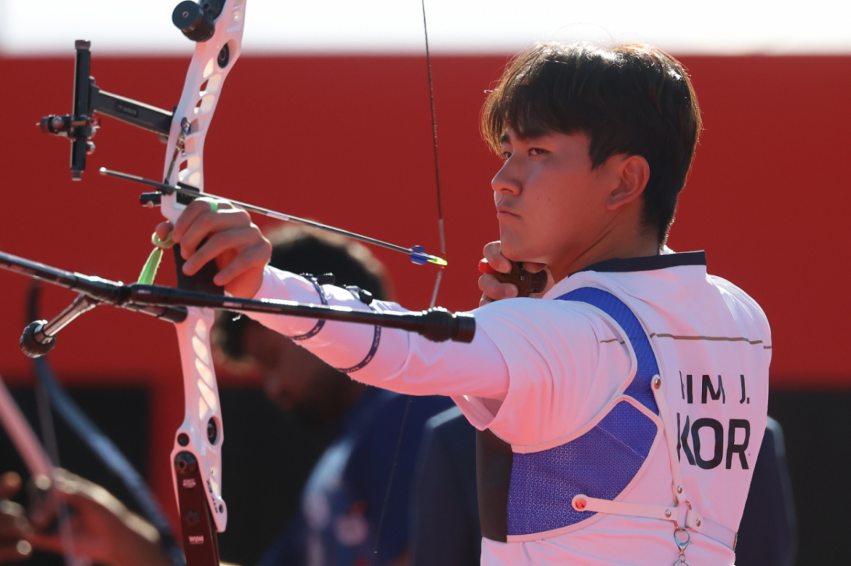 대한민국 김제덕이 2일 일본 오카자키 중앙종합공원 다목적광장에서 열린 2026 아이치·나고야 아시안게임 양궁 리커브 남자 단체전 결승 대한민국과 인도의 경기에서 활시위를 당기고 있다/사진=뉴스1