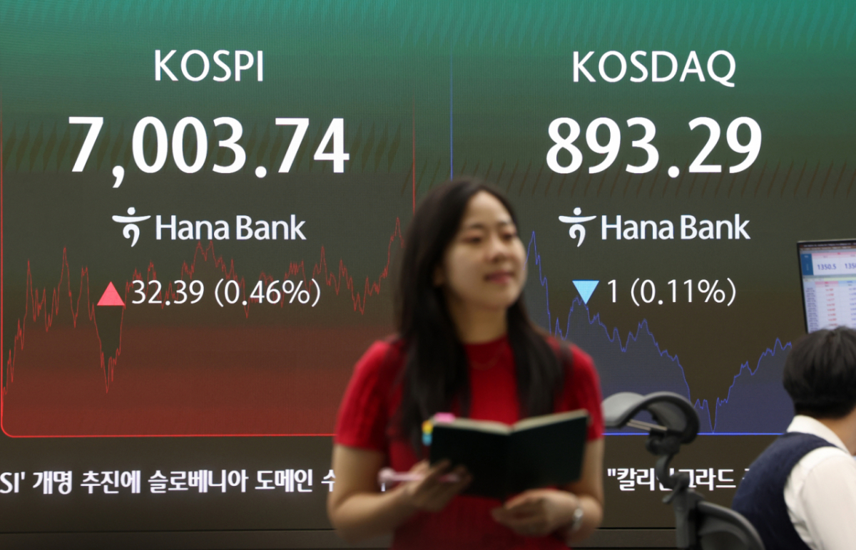 2일 오후 서울 중구 하나은행 딜링룸에서 딜러들이 업무를 보고 있다. 코스피는 0.46% 오른 7003.74에 장을 마쳤다. 코스닥 지수는 1.00포인트(0.11%) 내린 893.29에 거래를 종료했다. 서울 외환시장에서 원·달러 환율은 7.8원 내린 1350.6원 주간 거래를 마감했다. 사진=뉴시스