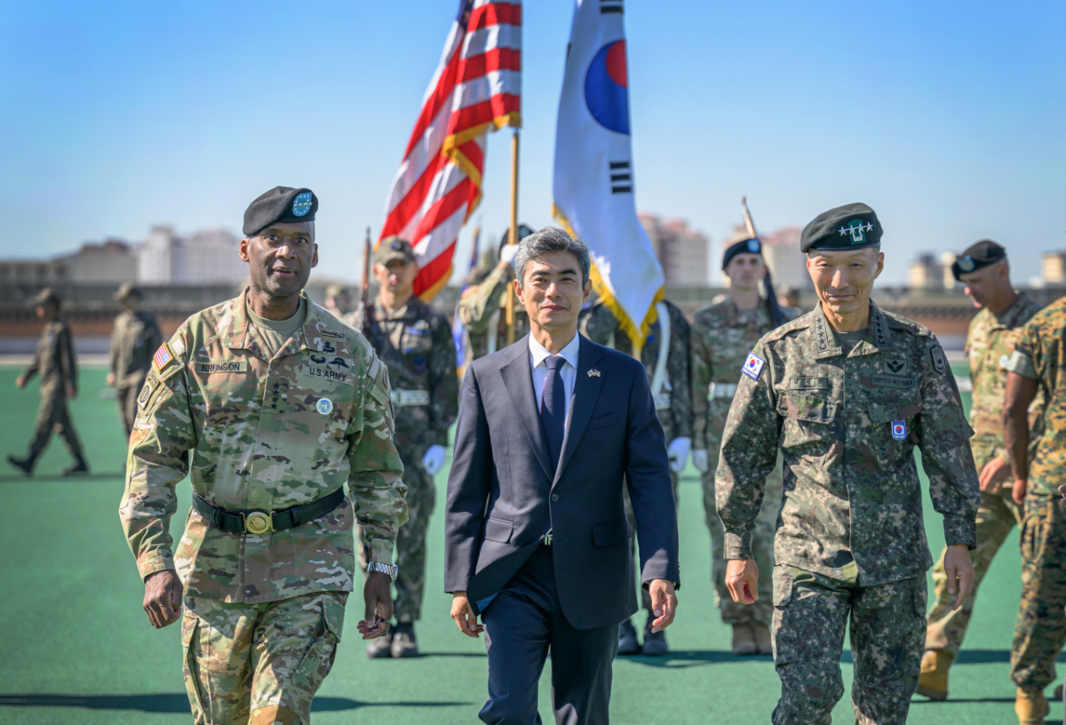 10월 2일(금) 오전 캠프 험프리스에서 강신철 국방부장관(가운데)과 제이비어 브런슨 사령관(왼쪽), 김성민 한미연합군사령부 부사령관이 이동하고 있다./사진제공=국방부.