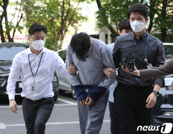 2022년 4월27일, 서울 강서구에서 강도살인을 저지른 40대 남성 A씨가 27일 오전 구속 전 피의자심문을 받기 위해 서울남부지법에 출석했다./사진=뉴스1