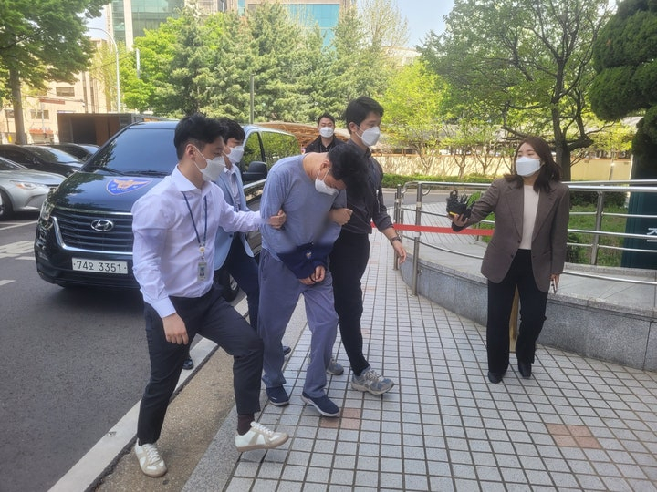 서울 강서구에서 강도살인을 저지른 40대 남성 A씨가 2022년 4월27일 오전 구속 전 피의자심문을 받기 위해 서울남부지법에 출석했다./사진=뉴시스