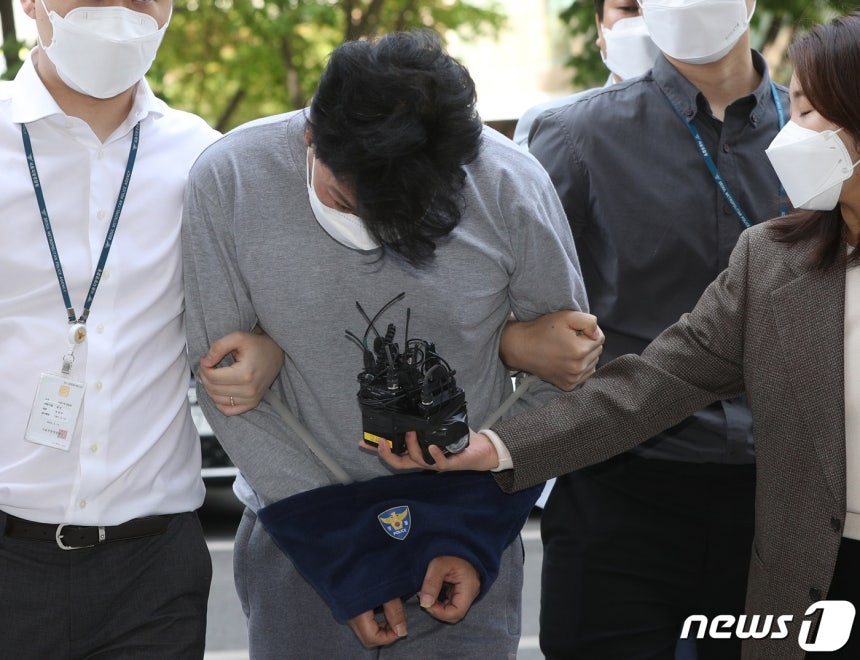 서울 강서구에서 강도살인을 저지른 40대 남성 A씨가 2022년 4월27일 오전 구속 전 피의자심문을 받기 위해 서울남부지법에 출석했다./사진=뉴시스