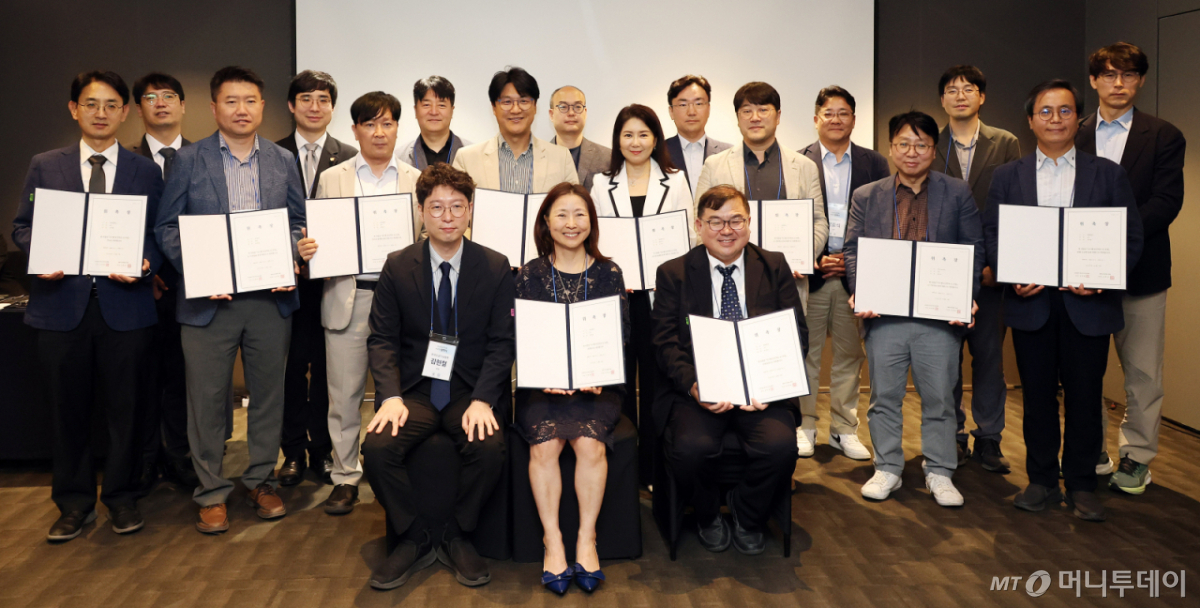 2일 오후 서울 영등포구 글래드호텔 여의도에서 열린 '시스템 보건의료 AI포럼 발족식'에서 (앞쪽 왼쪽부터)김현철 한국인공지능협회장, 김현정 대한디지털헬스학회 이사장, 윤경식 한국인공지능협회 고문 등 주요 인사들이 기념촬영을 하고 있다. /사진=김창현 기자 chmt@