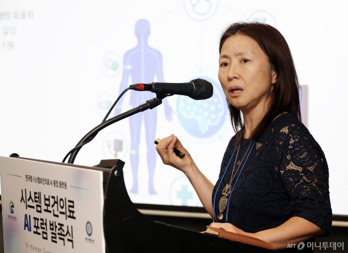 김현정 대한디지털헬스학회 이사장 2일 오후 서울 영등포구 글래드호텔 여의도에서 열린 '시스템 보건의료 AI포럼 발족식'에서 '초고령사회,왜보건복지영역에서디지털전환(DX)과인공지능전환(AX)이필요한가?'에 대해 기조강연을 하고 있다. /사진=김창현 기자 chmt@