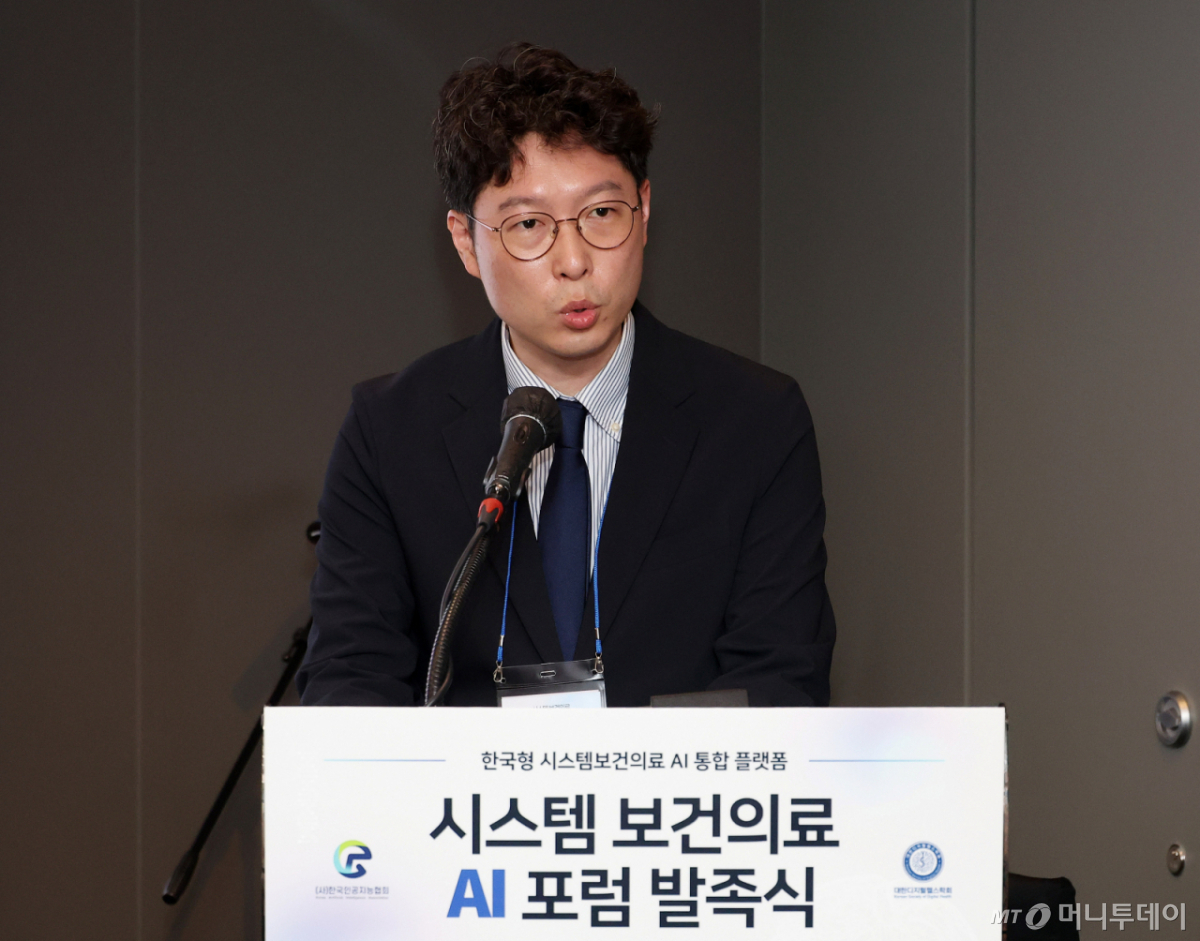 김현철 한국인공지능협회 협회장이 2일 오후 서울 영등포구 글래드호텔 여의도에서 열린 '시스템 보건의료 AI포럼 발족식'에서 개회사를 하고 있다. /사진=김창현 기자 chmt@