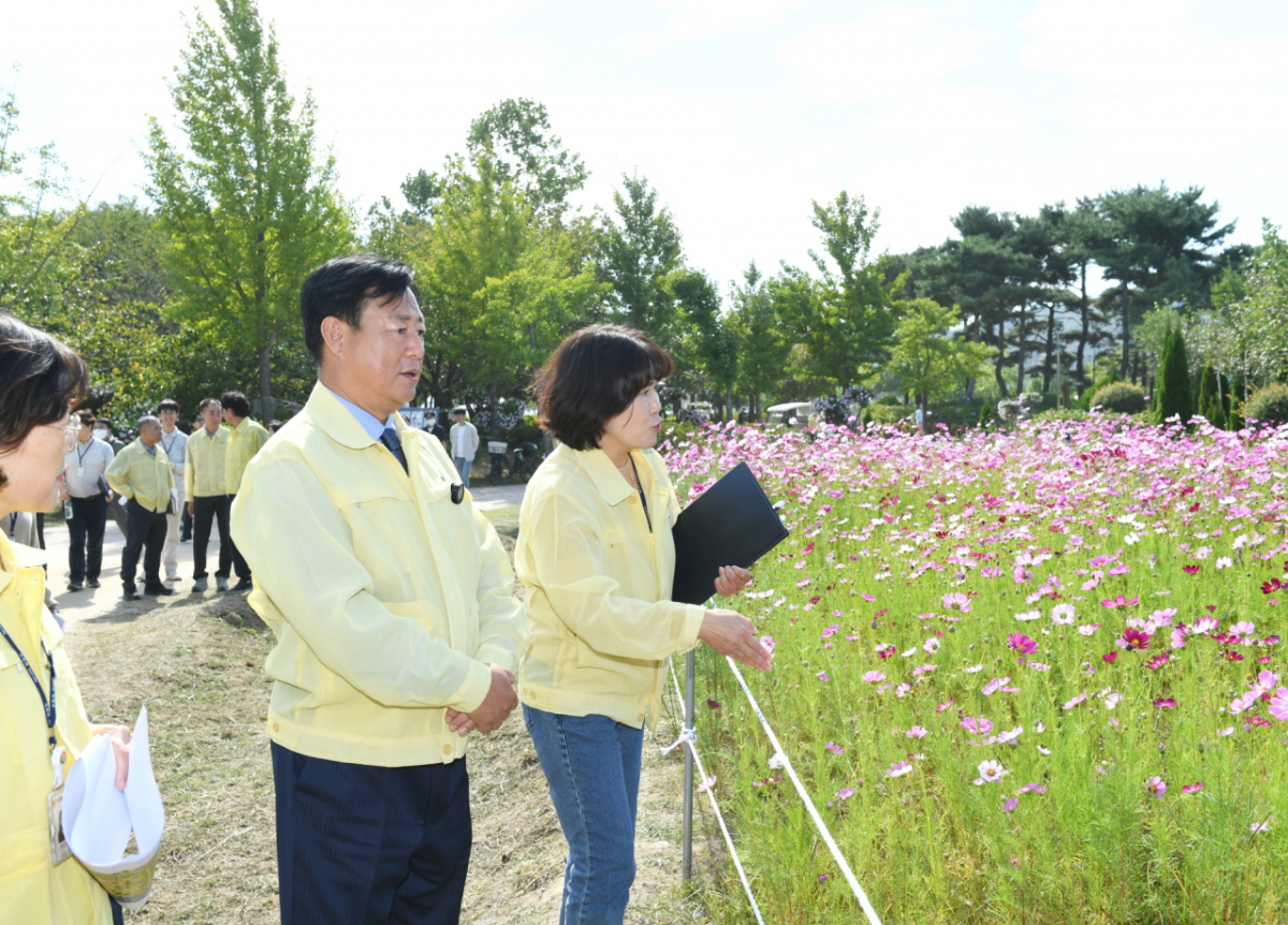 1일 구리한강시민공원과 무장애나눔길 조성 사업 대상지를 찾아 '시민 공감 로드체킹'을 진행하고 있는 신동화 구리시장. /사진제공=구리시