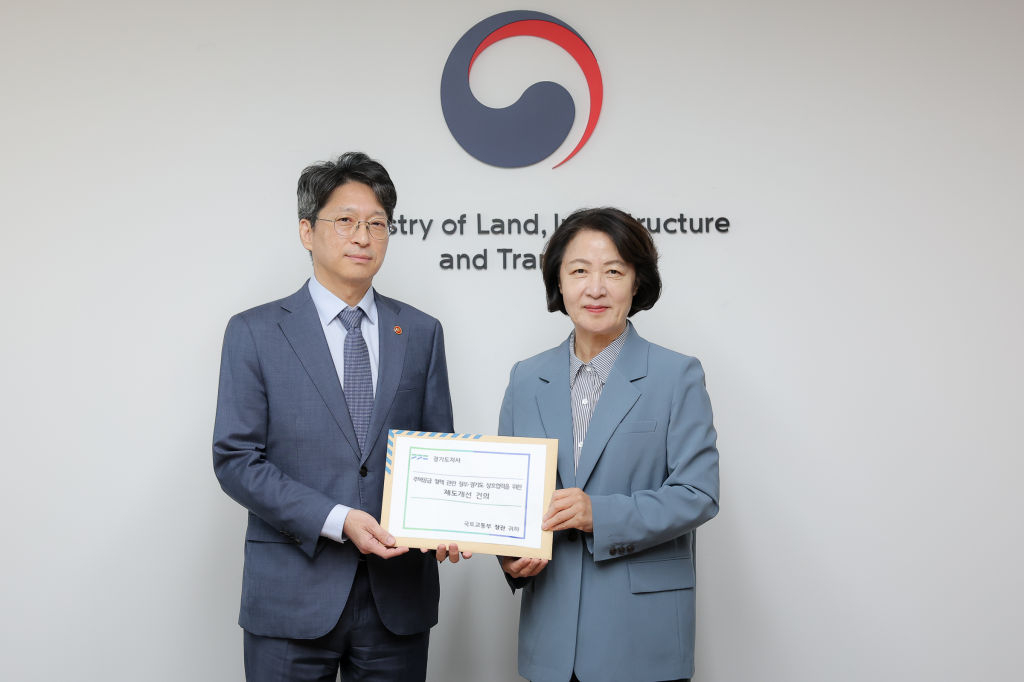 추미애 경기도지사가 홍지선 국토교통부 장관에게 경기도형 주택공급 전략'을 제안하며 기념촬영을 하고 있다./사진제공=경기도