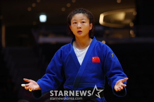 탕징이 지난 1일 아이치 국제 아레나에서 열린 대회 유도 여자 70㎏급 8강전에서 일본 마에다 린의 팔을 깨물어 반칙패를 당한 뒤 억울하다는 표현을 하고 있다. /사진=로이터
