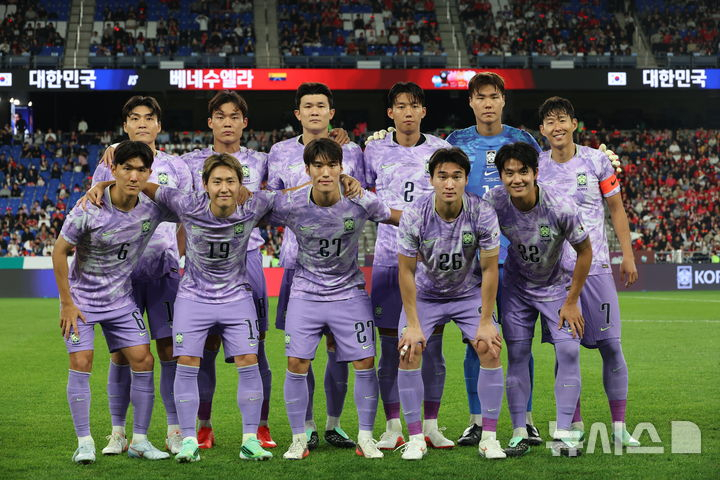 2일 울산 문수월드컵경기장에서 열린 하나은행 초청 축구 국가대표팀 친선경기 대한민국 대 베네수엘라 경기 시작에 앞서 한국 축구대표팀 선수들이 기념촬영을 하고 있다. /사진=뉴시스