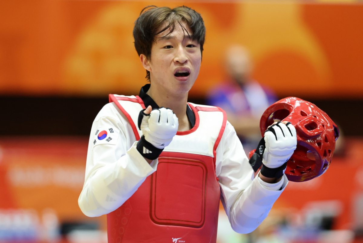  안향식이 2일 열린 2026 아이치·나고야 아시안게임 태권도 겨루기 남자 -58kg급 준결승 카자흐스탄 타미를란 틀레울레스과 맞대결에서 패배를 당한 후 아쉬워하고 있다. /사진=뉴스1 